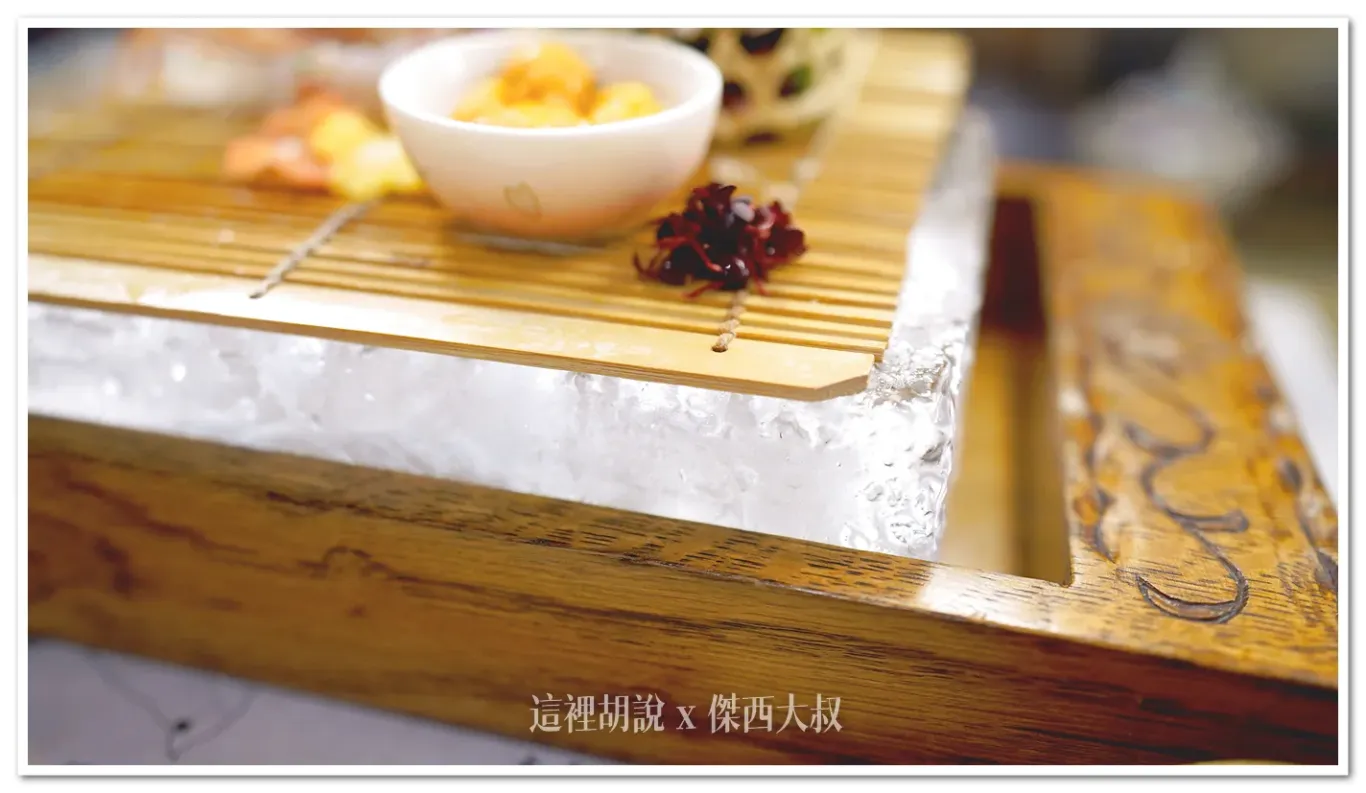 非常具有特色的是他的冰塊，位於生魚片下方做為底部的保冷的是一整塊大冰塊