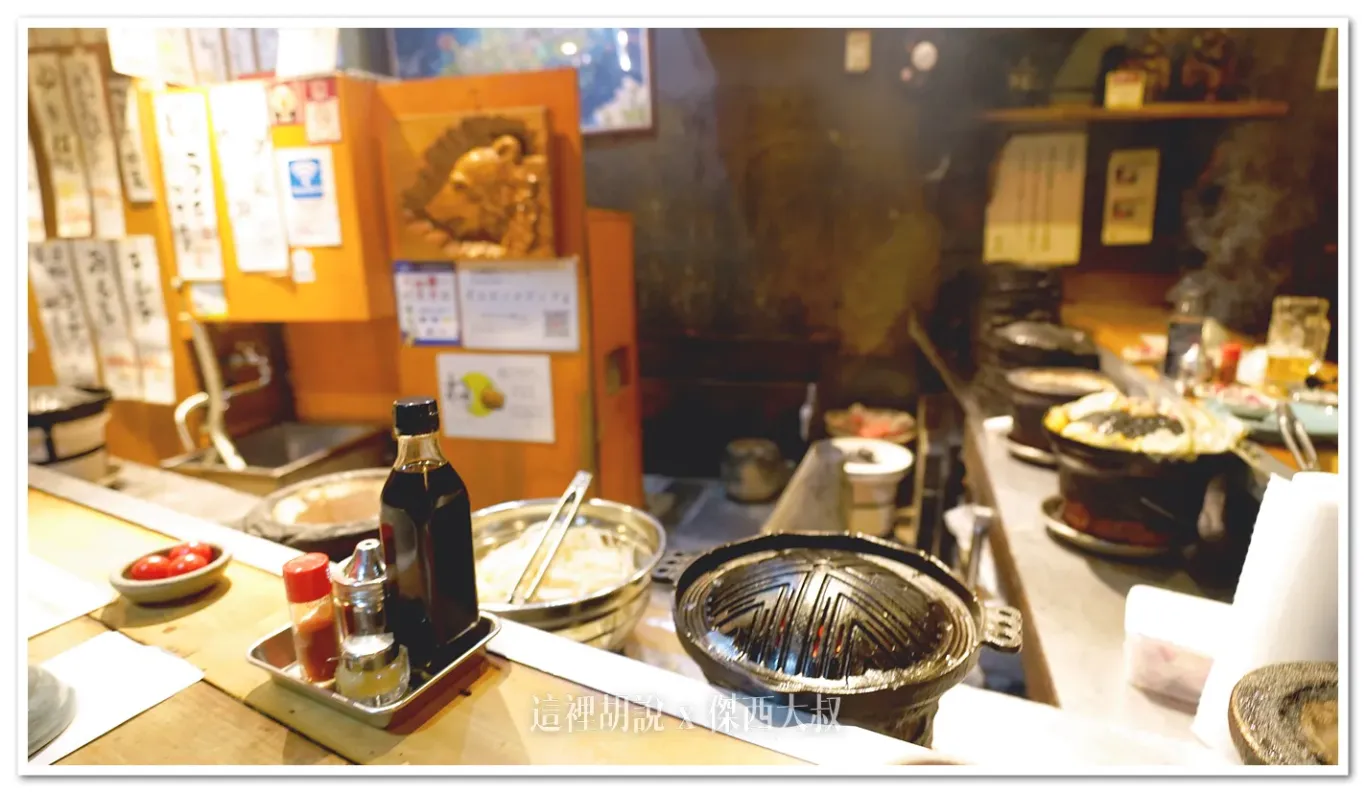 店內的空間真的就不大，很就這樣的L型的吧台