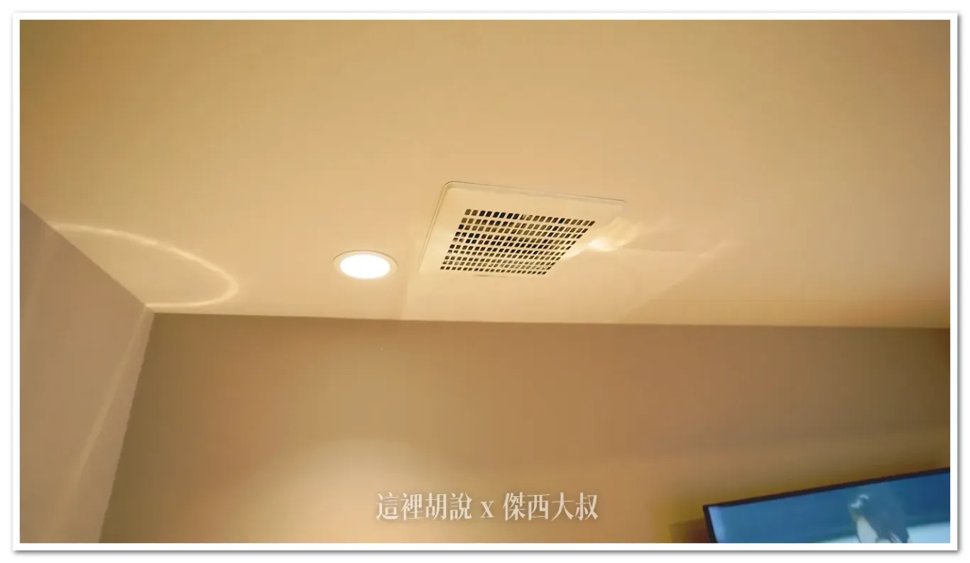 小廚房的上方也有一個簡易型抽風扇，不到抽油煙機，但至少有保留這樣一個抽風設備