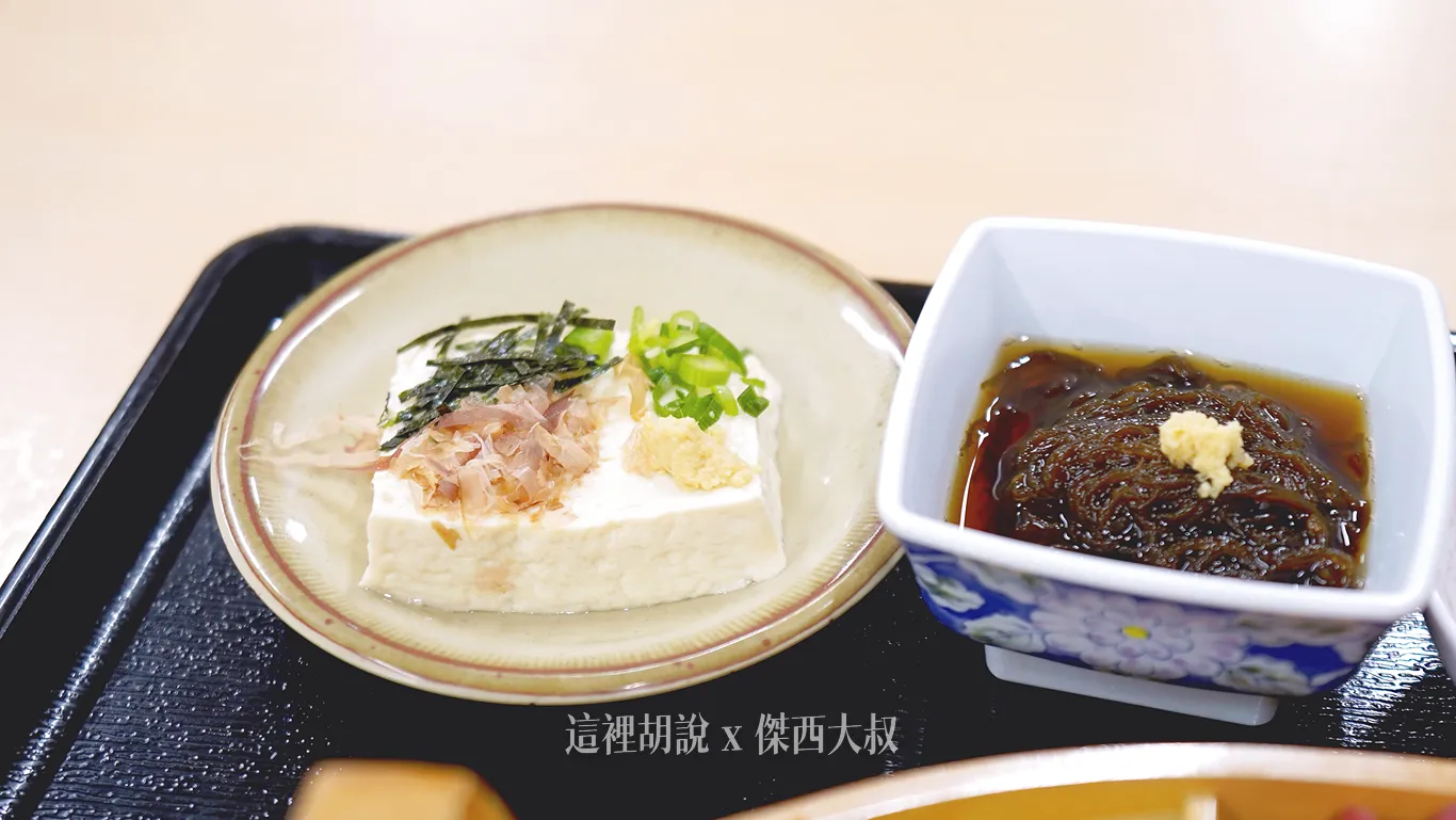 在地的豆腐搭配薑泥、柴魚片蔥花、海苔右邊則是醃漬海蘊(水雲)