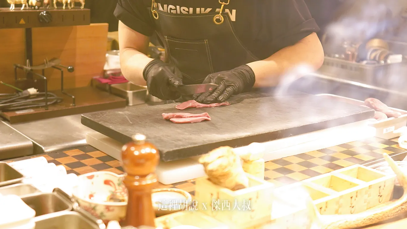 下單之後，小哥就在我面前處理羊肉，看他們這樣處理，肉本身的損耗也蠻大的，只有保留最佳的部位
