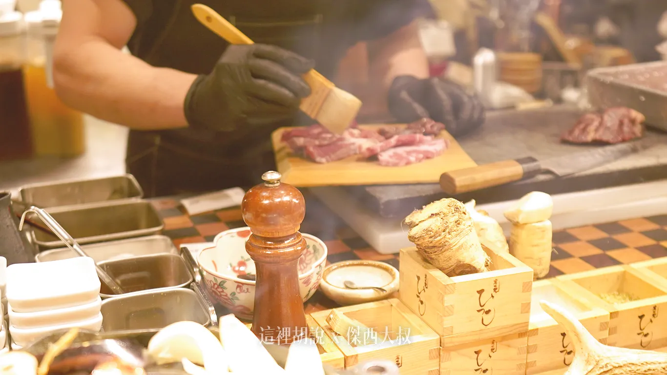 出肉之前，也會塗上一層薄薄的麻油增加風味