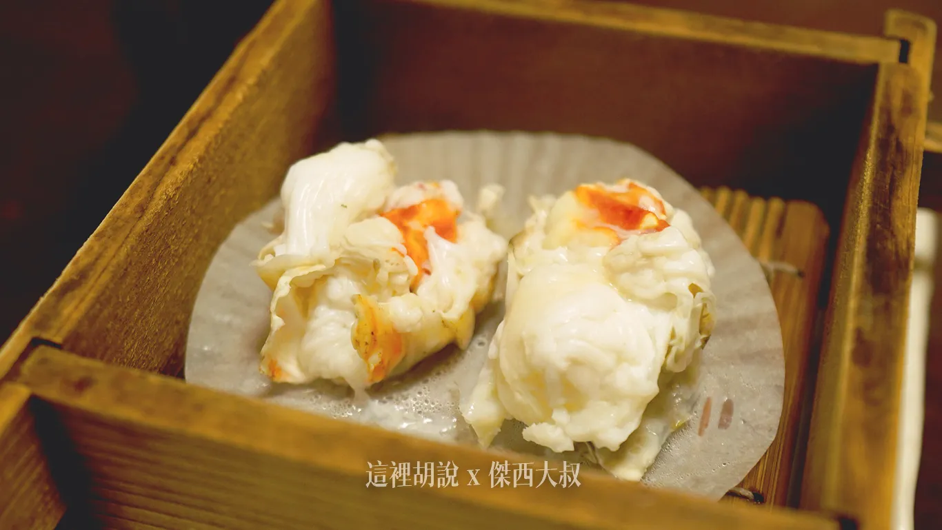 兩節很大的蟹肉，有灑上一些些調味鹽巴，蒸過的口感又不太一樣