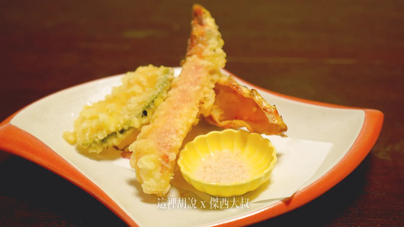 又來一隻蟹腿，真的是快吃掉大半隻螃蟹了