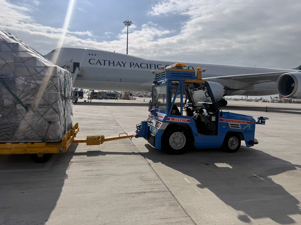 國泰貨運站率先試驗無人駕駛拖車技術香港國際機場首次啟動連接貨運站及停機坪無人駕駛拖車試行計劃- 傑西大叔x 這裡胡說