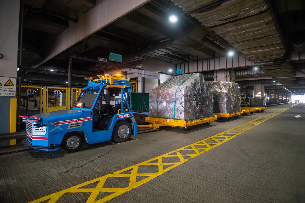 國泰貨運站率先試驗無人駕駛拖車技術 香港國際機場首次啟動連接貨運站及停機坪無人駕駛拖車試行計劃 - 這裡胡說 JL TALKS