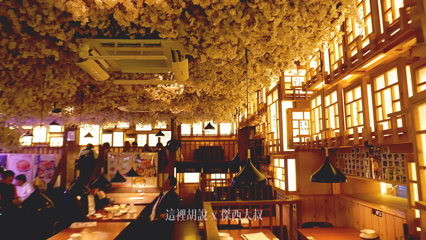 餐廳內部也是用這種高高低低的區塊堆疊出來, 餐廳內部也是用這種高高低低的區塊堆疊出來,
