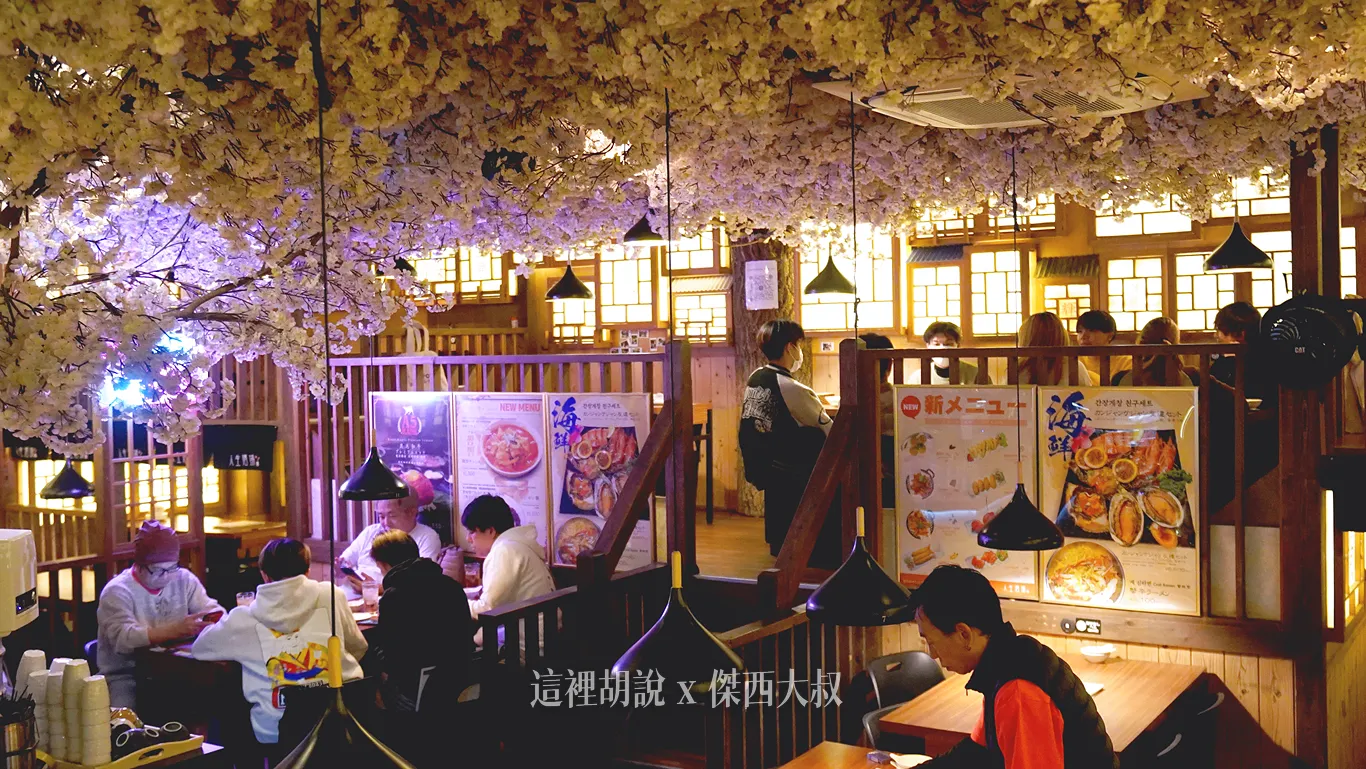 餐廳的天花板上面是用人造花做出的布置 餐廳的天花板上面是用人造花做出的布置