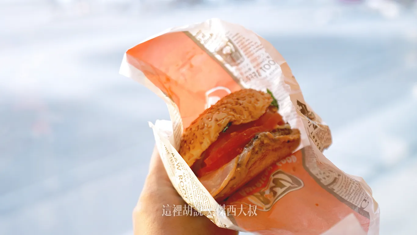 他的漢堡偏美式風格，就依照自己喜好來點餐就可以