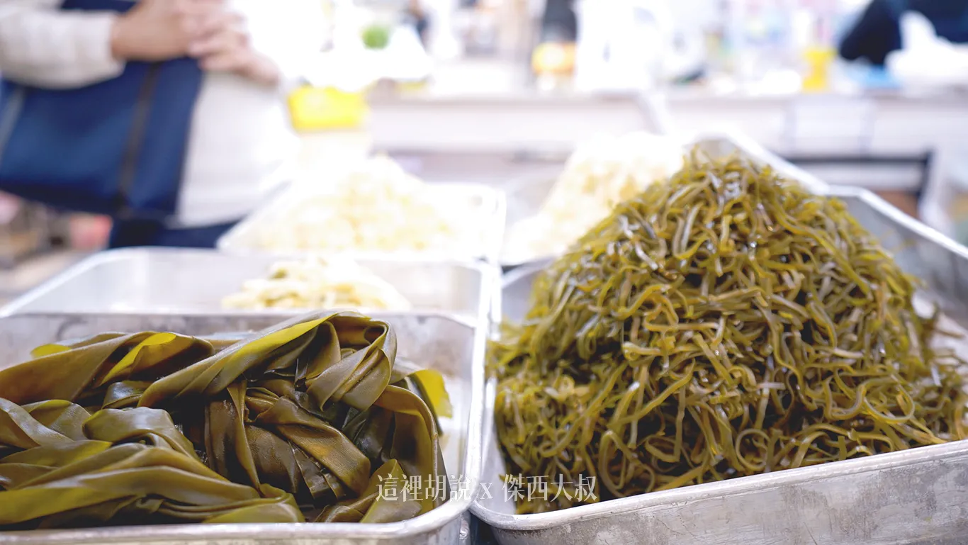 沖繩傳統「炒細絲料理」:昆布切絲後,與豬肉、苦瓜快炒 沖繩傳統「炒細絲料理」:昆布切絲後,與豬肉、苦瓜快炒