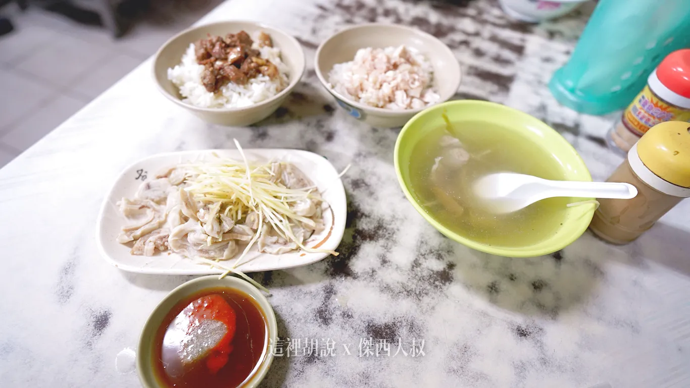 因為真的很餓，所以點了肉燥飯跟雞肉飯