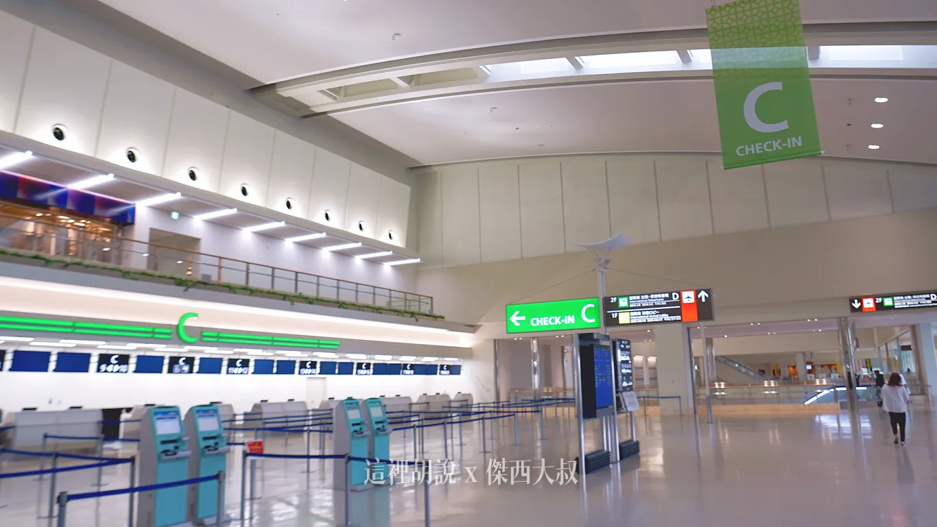 C報到櫃台，一旁還有設施
