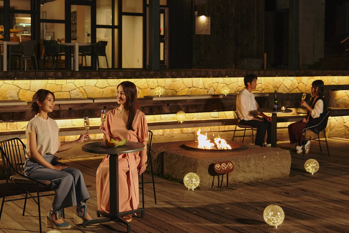 北海道【星野TOMAMU度假村】在2025夏夜裡,將舉辦能夠享受當季哈密瓜與香檳奢華搭配的「哈密瓜香檳露台」:在點燈後的屋外,享受夏夜時光 北海道【星野TOMAMU度假村】在2025夏夜裡,將舉辦能夠享受當季哈密瓜與香檳奢華搭配的「哈密瓜香檳露台」:在點燈後的屋外,享受夏夜時光