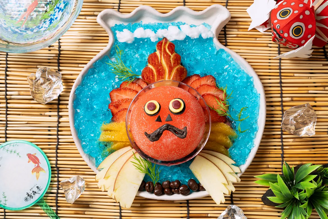 提供以夏季祭典最經典的刨冰製作成金魚睡魔燈籠形狀的「金魚睡魔刨冰」。淋上蘋果口味紅色糖漿的刨冰，表現了金魚睡魔燈籠的可愛圓潤臉頰，特徵性的尾鰭則使用了色彩鮮豔的水果來呈現。刨冰中還加入了青森夏季盛產，且產量為日本第一的黑醋栗果醬，帶有酸甜清爽的味道，能夠品嚐到青森的夏季風味。以金魚缸形狀的容器提供，猶如金魚在金魚缸中悠然游泳的情景一般，是夏季絕配的甜點。