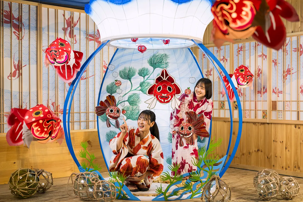 今年全新登場的是，由青森傳統工藝品「津輕玻璃」製作的巨大金魚缸，以彩繪玻璃風格呈現出游泳中的金魚睡魔燈籠。以藍色為基調的金魚缸中，鮮紅色的金魚睡魔燈籠顯得格外醒目。走進高約2公尺的巨大金魚缸內，宛如進入了金魚世界一般，是個能夠拍攝出色照片的絕佳打卡點。