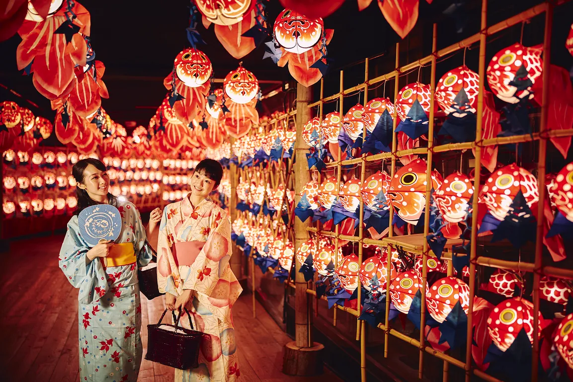 在青森屋中心點的歡騰廣場與西館連接的走廊中，將使用300個以上的金魚睡魔燈籠加以裝飾。青森屋的金魚睡魔燈籠與街頭常見尾鰭向上的不同，是以津輕錦又長又大的尾鰭作為設計，特色是懸掛時尾鰭會向下垂，彷彿正優雅般地游泳著。是處能夠與滿牆的金魚睡魔燈籠一同拍照的青森屋打卡點之一。