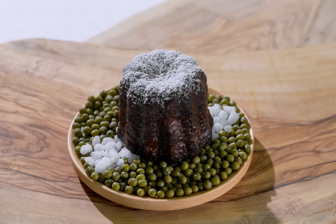以積雪堆疊的雪帽為意象的可麗露