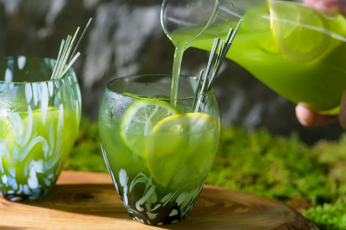 呈現苔蘚綠色的原創飲品