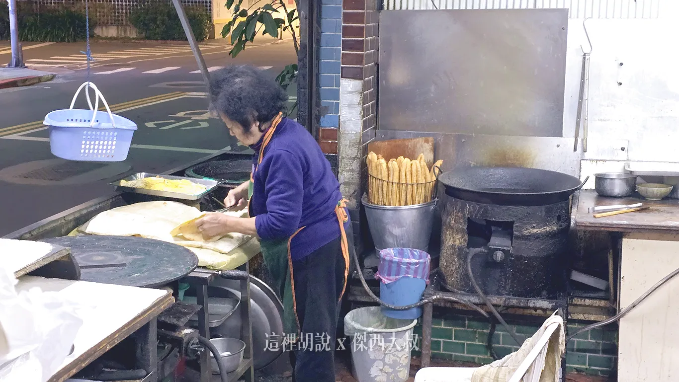 阿婆就這樣自己默默的忙碌著，負責所有的麵食