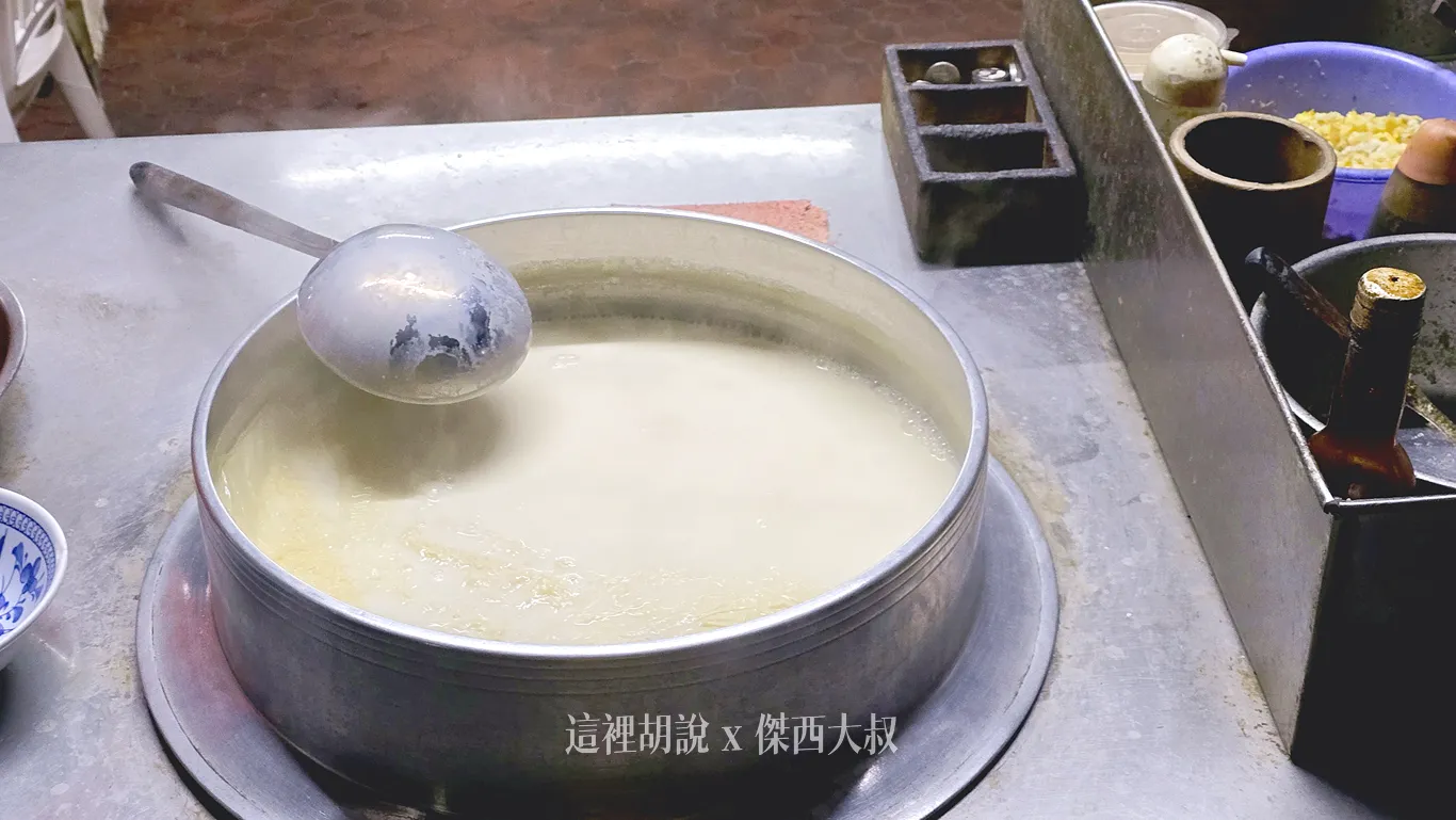 一大鍋的豆漿，是很屬於紮實的口感