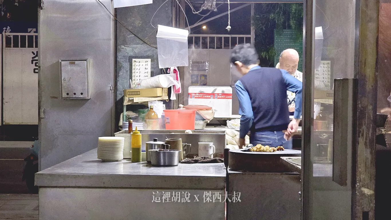 六點才剛開始營業，食客們就陸陸續續的抵達