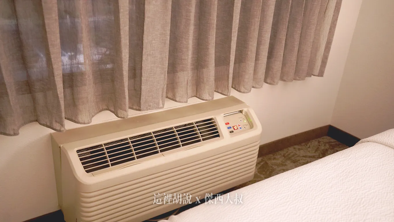 空調的部分，使用這種美國很老是的窗邊的冷暖氣機，聲音很大聲，但這台應該算是比較新