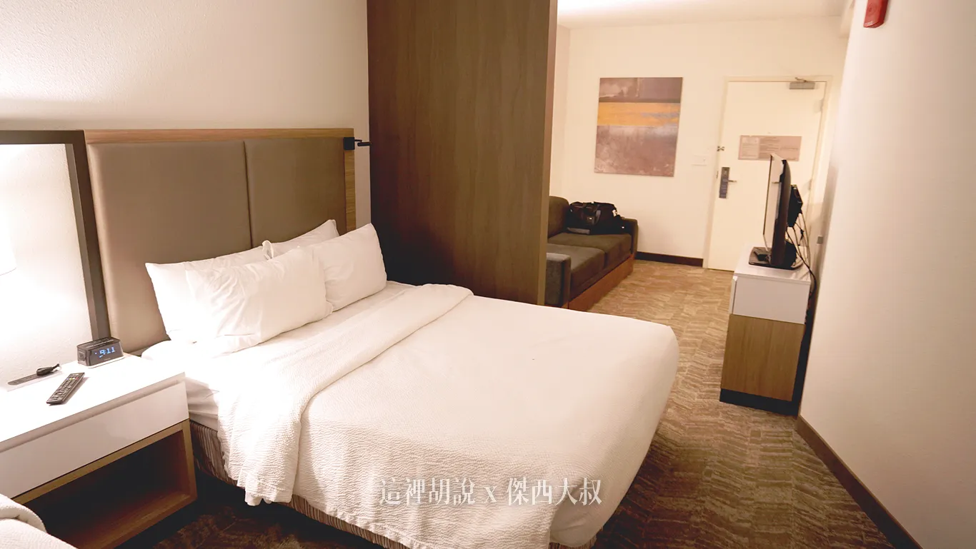 雖然叫做SUITE，但是客廳跟臥房之間是沒有隔間的