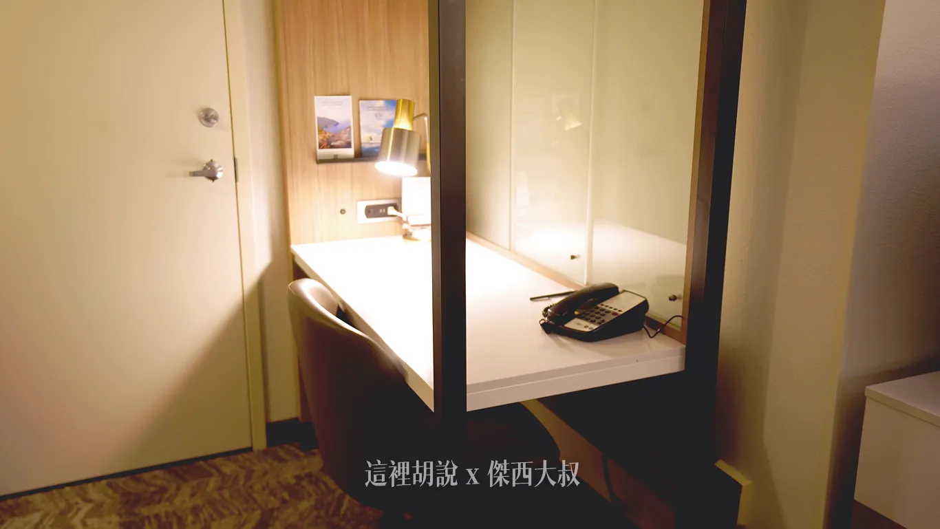 這個書桌的空間很大，方便工作，後方的門是通往隔壁房間的聯通門，平常是鎖上的