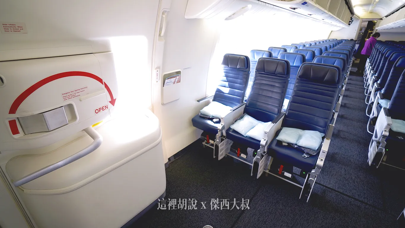 分區照片開箱：聯合航空 777-200 / 777-300 經濟艙：777-300（77W）