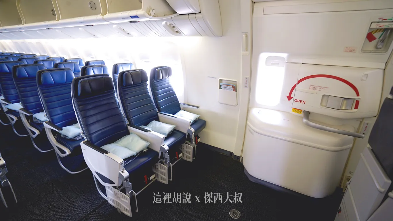 分區照片開箱：聯合航空 777-200 / 777-300 經濟艙：777-300（77W）