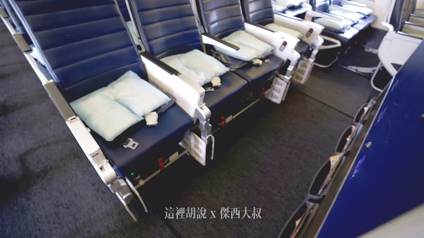 分區照片開箱：聯合航空 777-200 / 777-300 經濟艙：777-300（77W）