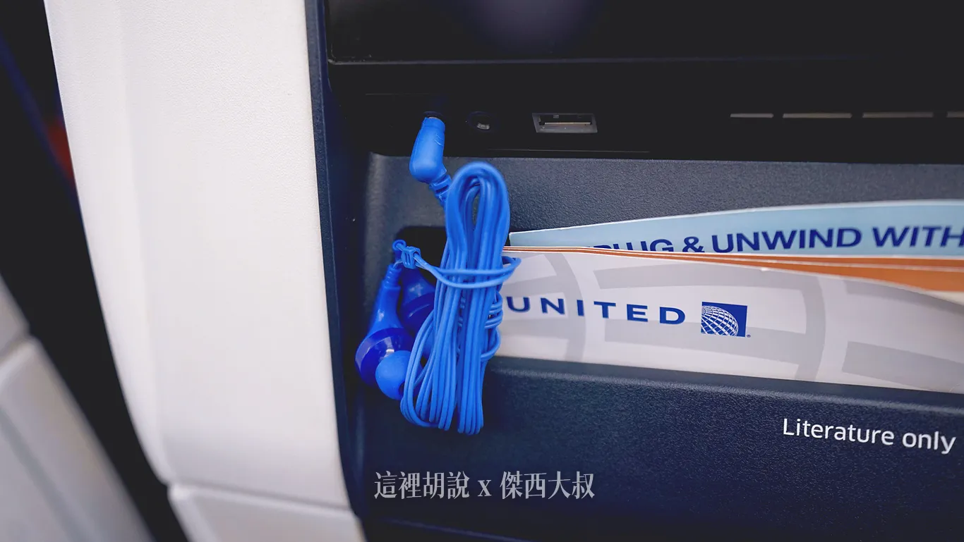 使用的耳機是3.5MM的耳機，可以用自己的耳機取代