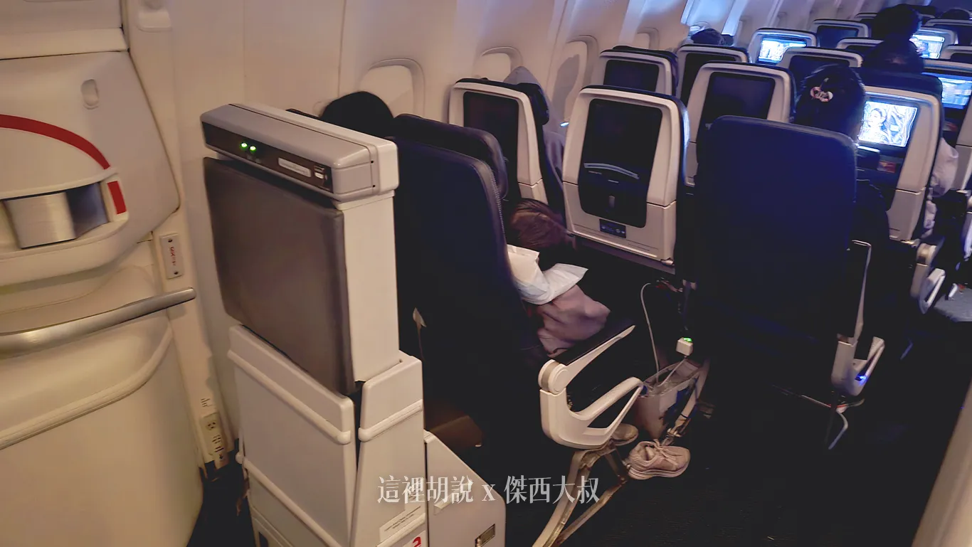 777-200 的AB，後方沒有廁所，是空服員的座位但是右側是廁所出入口