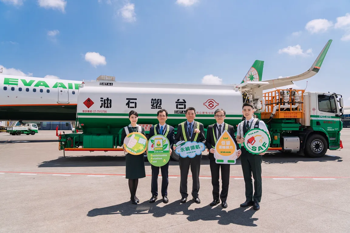 長榮航空在民航局永續航空燃油試行計畫中，BR148高雄小港機場飛往大阪關西機場的航班於4月23日添加台塑石化自產的永續航空燃油，由長榮航空陳耀銘發言人(右三)、企業永續發展室劉嘉文協理(右二)、高雄機場辦事處曾朝煇協理(左二)共同見證台灣永續航空燃油應用的新紀元。