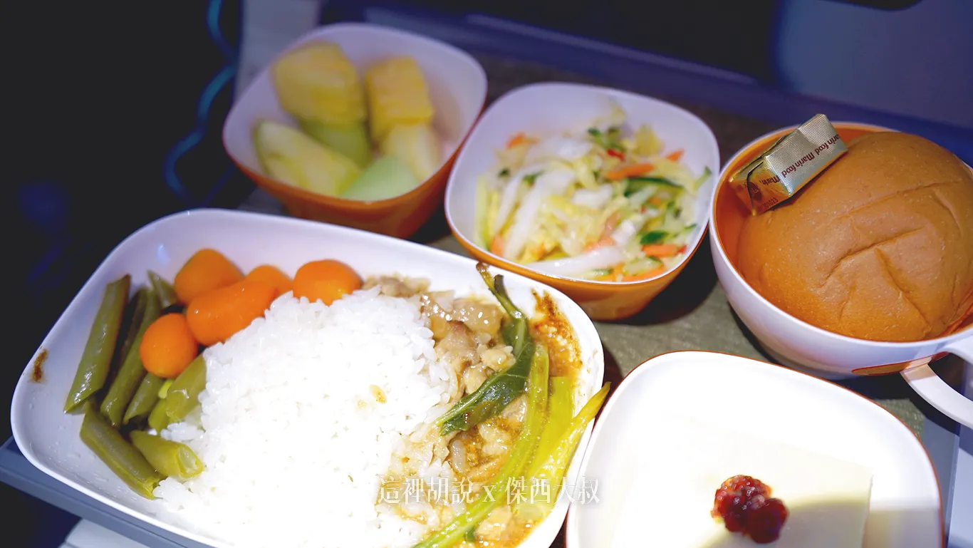 餐點整體這一餐中規中矩，回程的日本餐食比較好吃