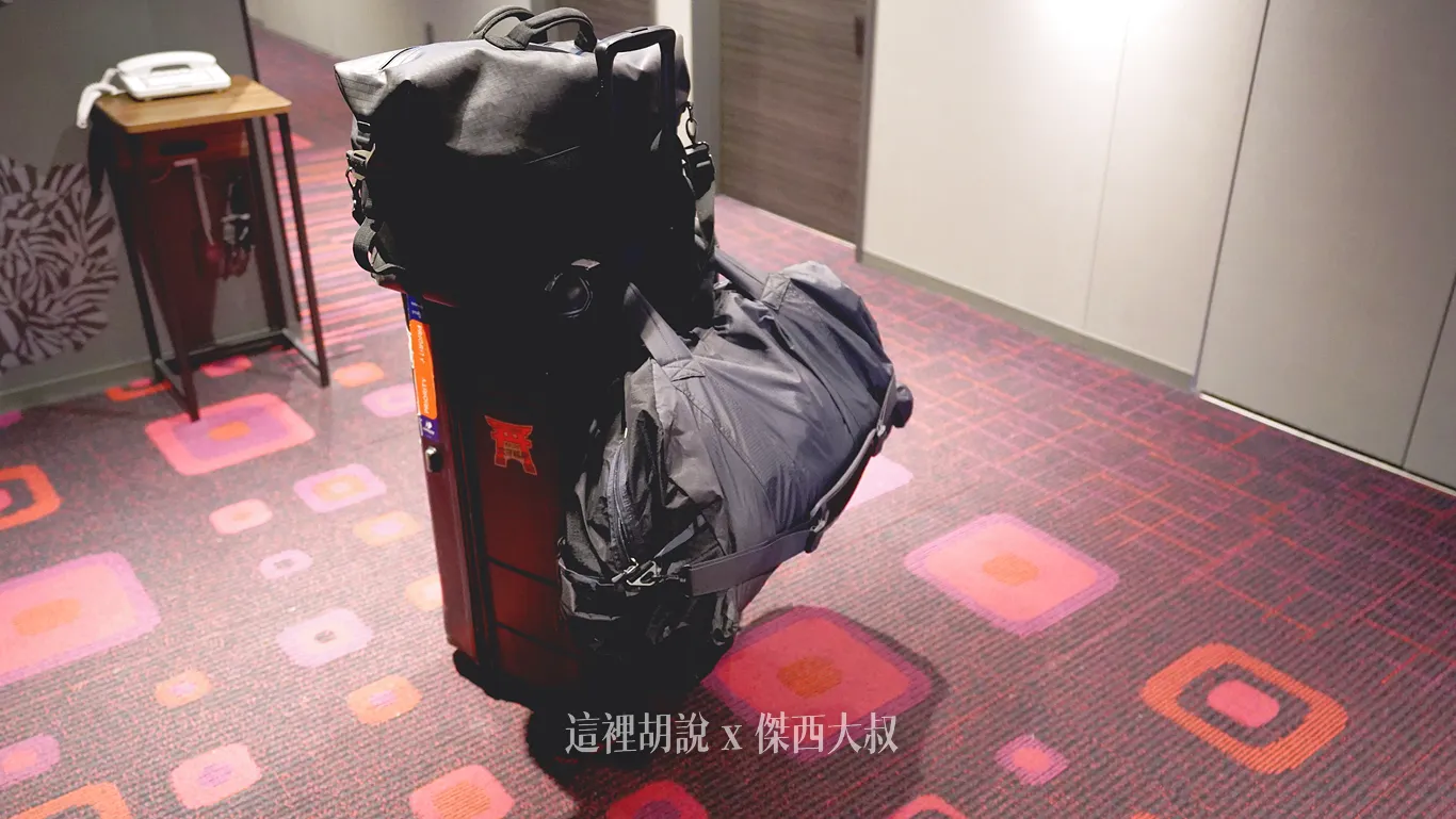 這是一篇使用長達三年的開箱心得 AZPAC Trucker 3.0 旅行箱 2025新升級：各種斜坡