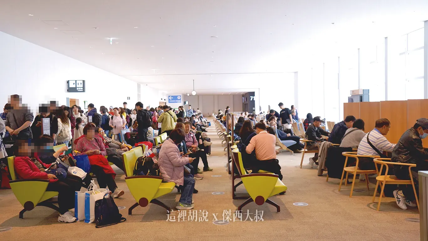 新千歲機場的候機空間採用木質調的裝潢，也有木間隔隔板小桌