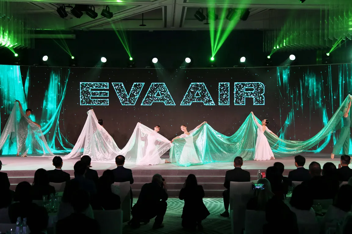 長榮航空BizFam全球企業差旅回饋計畫發表會現場準備精彩的開場表演，綠色代表長榮航空，白色代表全球企業夥伴，雙方攜手合作，共創雙贏。