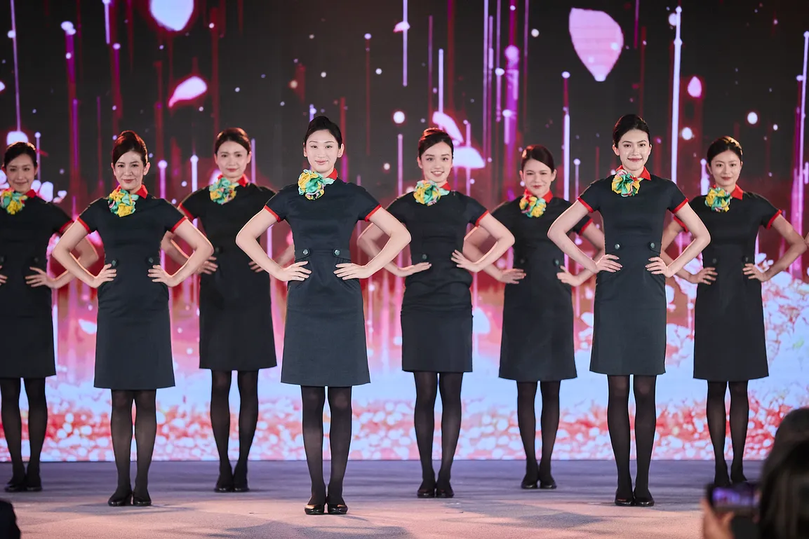 長榮航空BizFam發表會由空服員邀請企業夥伴搭乘長榮航空班機遨遊世界，體驗最安全舒適的貼心服務。