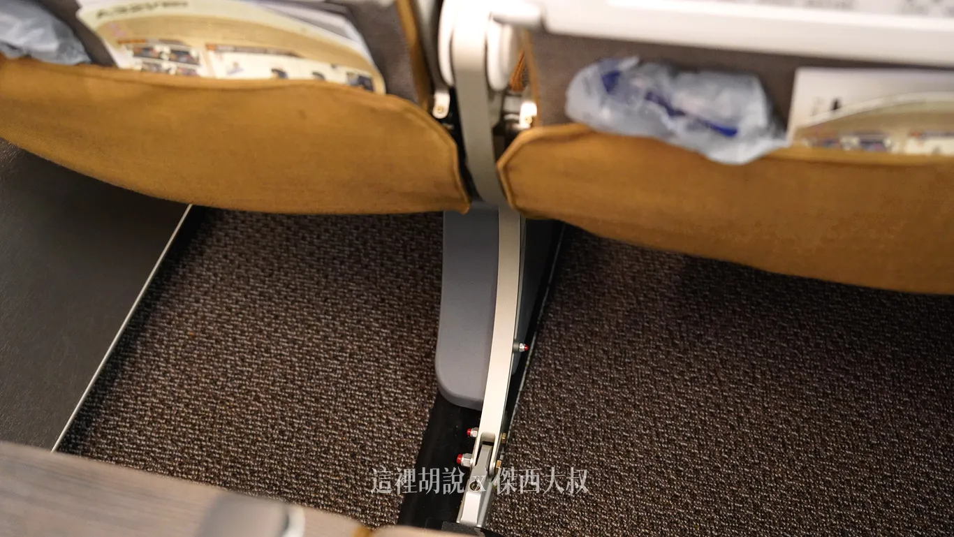視訊盒安裝在靠走道的座位跟靠窗的座位