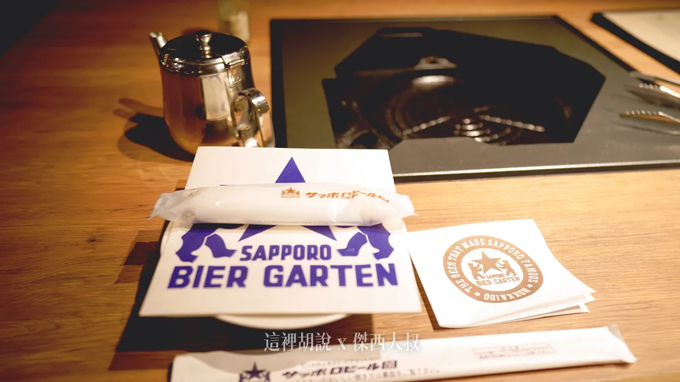 桌上會有圍兜，椅子上也有可以讓你放置外套的塑膠袋來避免沾附到烤肉的味道（塑膠袋沒有放的話可以詢問工作人員）