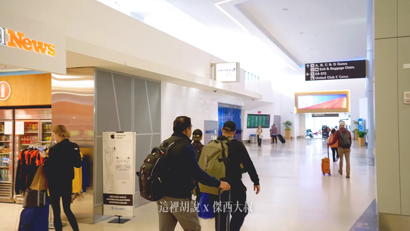 通過E3登機門之後就可以看到UNITED CLUB在一旁