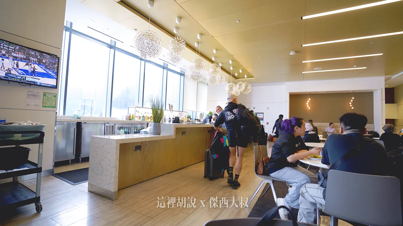聯合航空大部分貴賓室都會有的酒水吧台、提供調酒紅白酒