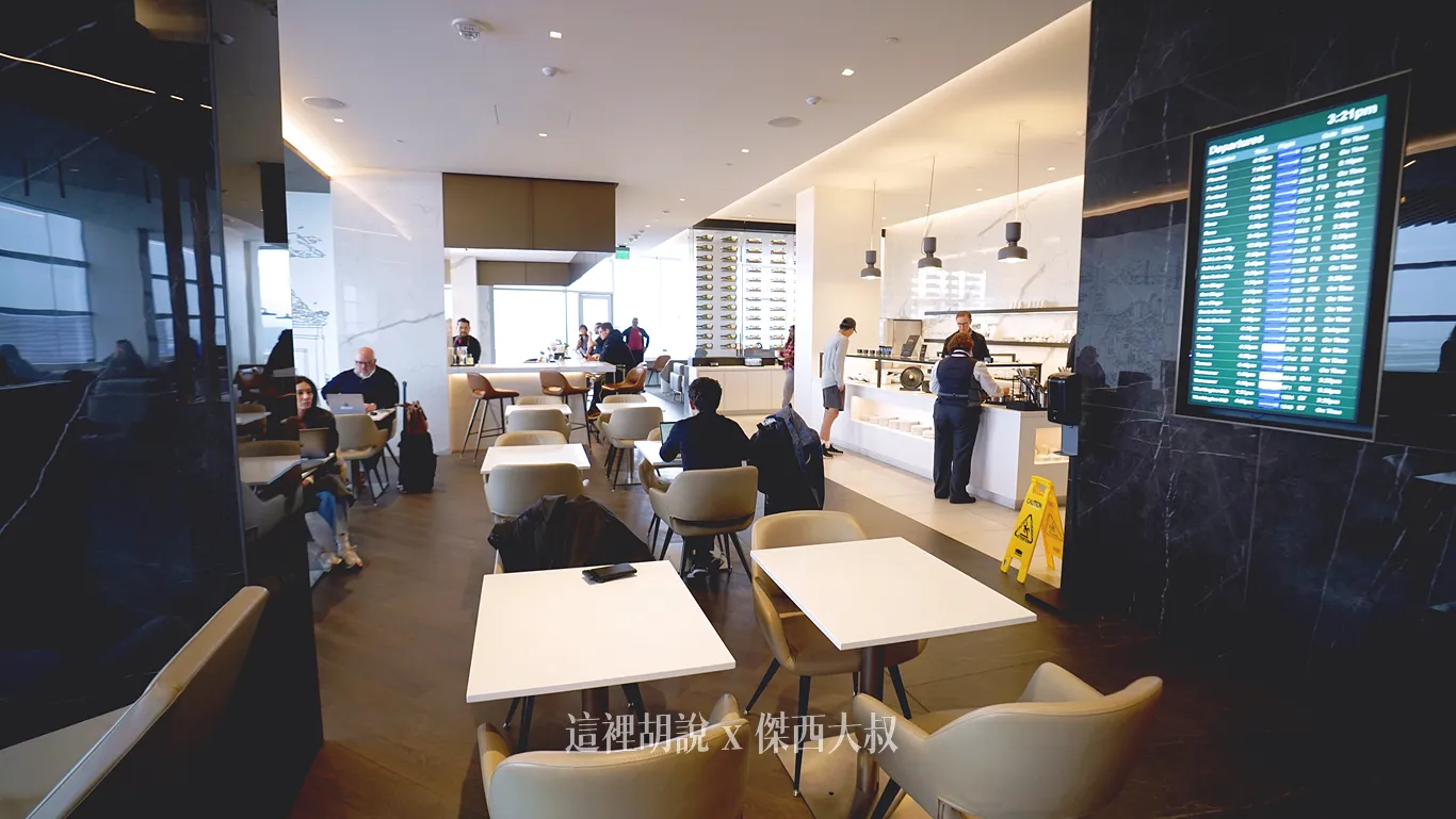 靠近取餐台這邊提供的是桌子,方便旅客用餐 靠近取餐台這邊提供的是桌子,方便旅客用餐