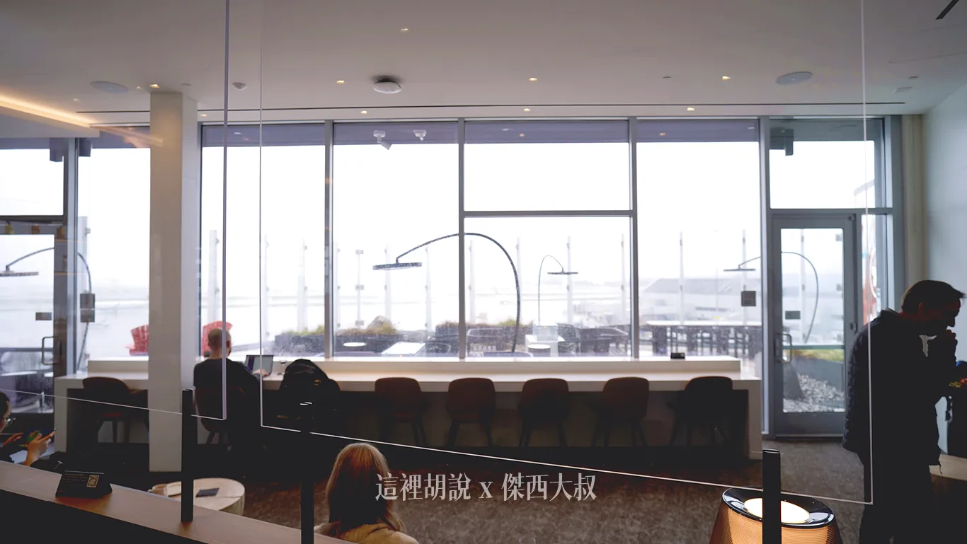 在餐台這一側有另外一片戶外的露台 在餐台這一側有另外一片戶外的露台