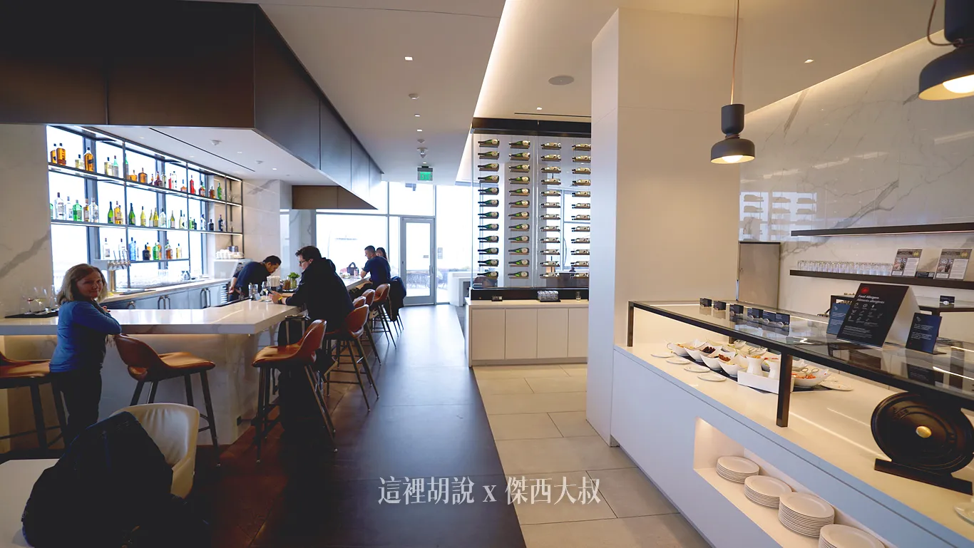 加拿大航空楓葉貴賓室也是有吧台來提供調酒跟酒類飲品 加拿大航空楓葉貴賓室也是有吧台來提供調酒跟酒類飲品