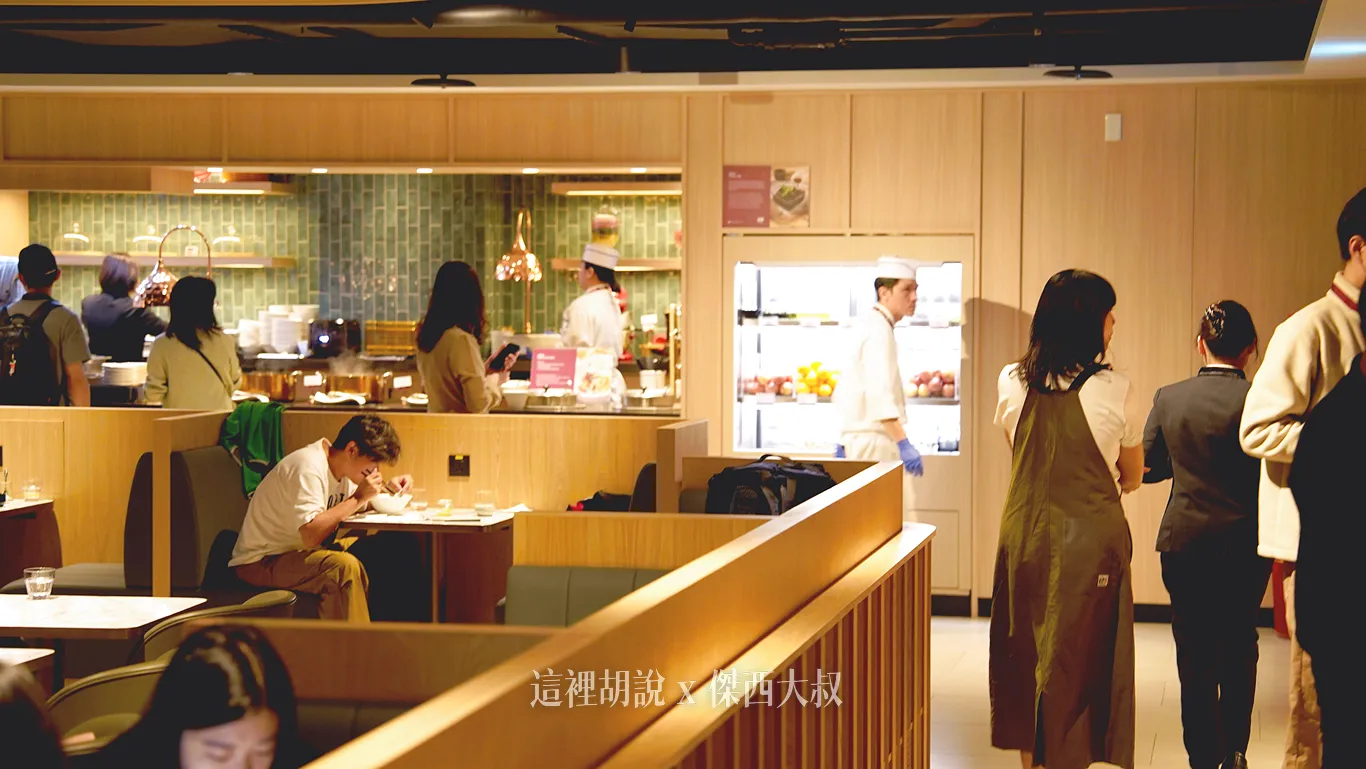 主要的餐食從畫面上這個區域拿取