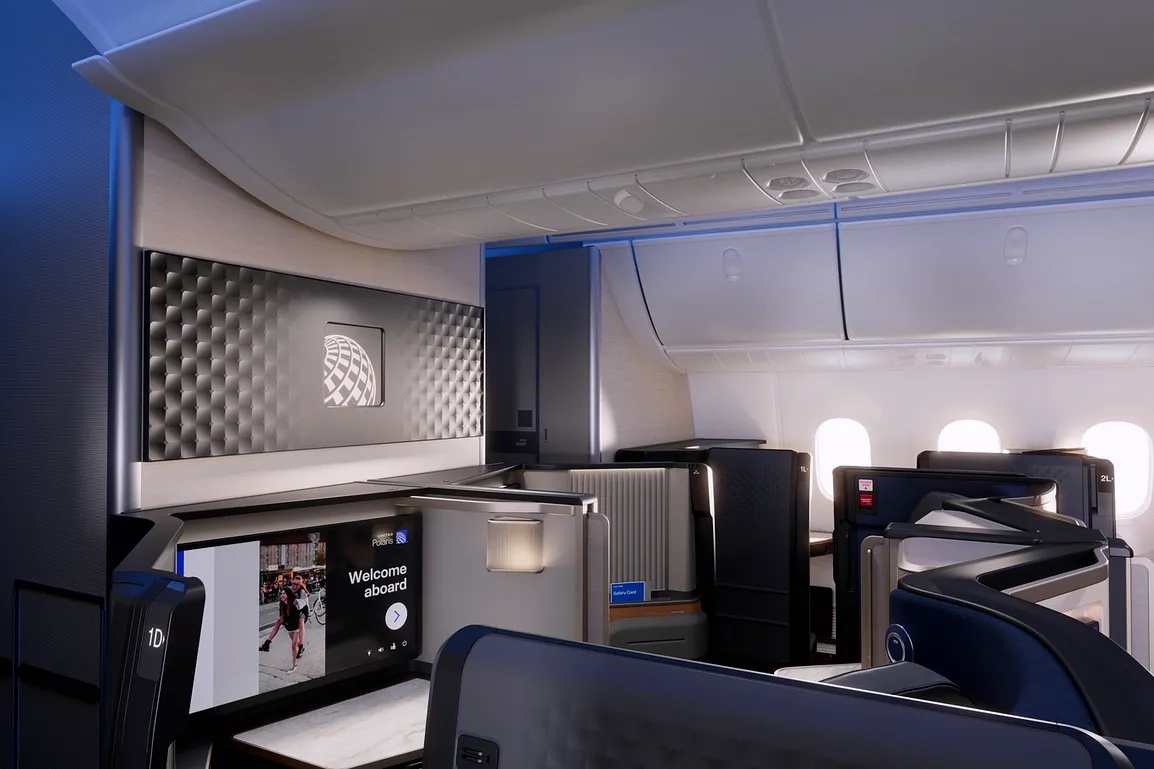 全新「United Polaris Studio」北極星套房設於每段商務艙的第一排，共八個可平躺、全通道直達的座位，比標準Polaris座椅大25%，並配備隱私門、旅伴座椅、獨家主菜選項、魚子醬前菜服務、豪華護膚品組合、無線充電、藍牙連線，以及業界最大27吋4K OLED個人螢幕。