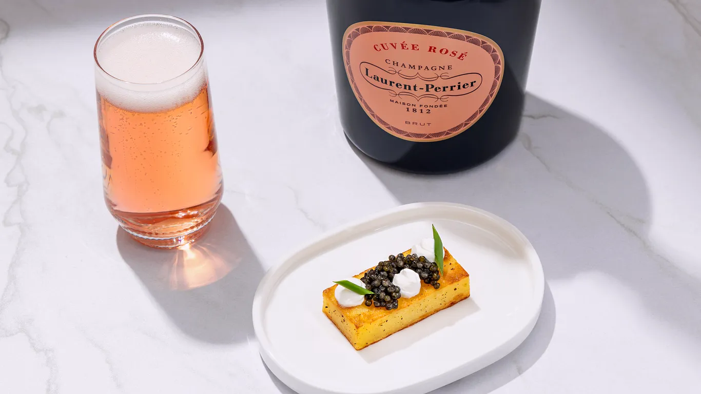 United Polaris Studio專屬選項，如搭配Laurent-Perrier Cuvée Rosé香檳的Ossetra魚子醬開胃小點