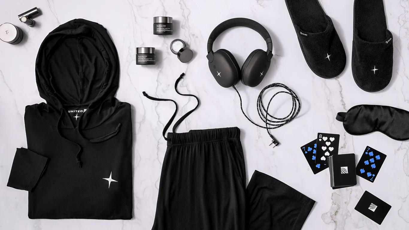United Polaris Studio的備品也全面升級，包括所有航班上專屬的連帽睡衣與拖鞋、由Meridian技術驅動的新款降噪耳機、配有臨床配方Perricone MD Cold Plasma Plus+高級護膚產品的盥洗包、印有United品牌的撲克牌（非常適合與坐在腳凳座位的同伴一起消磨時間）